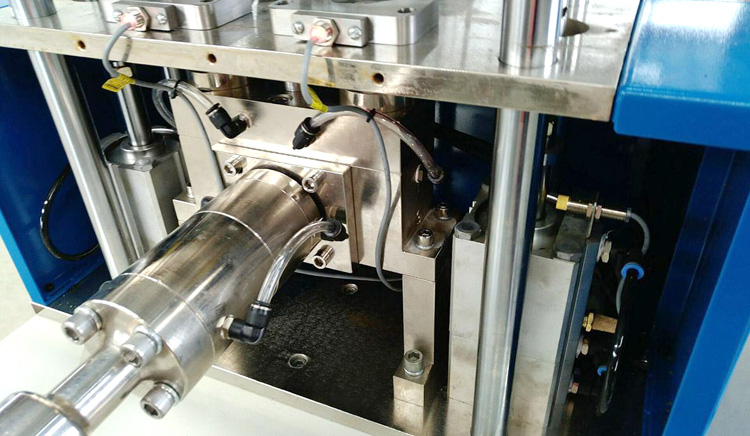 液體硅膠注射機怎么正確的使用？